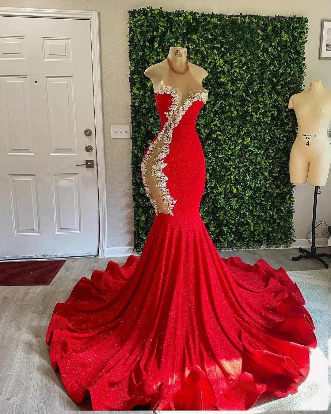 New Sexy Hatal Neck Cocktail dress Sleeveless Red Satin Mermaid Formal Evening Dress Custom Appliques Beads Women Party Dress