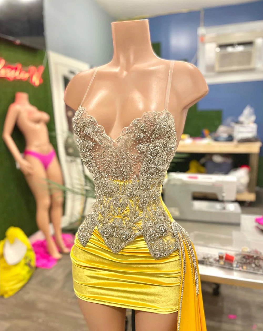 Elegant Sweetheart Luxury Beaded Women Birthday Party Gowns Sweetheart Black Girls Yellow Velvet Short Prom Dresses 2023