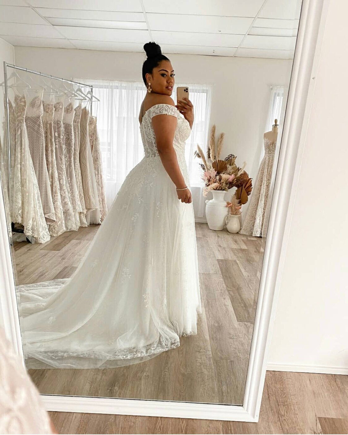 Plus Size A-Line Wedding Dress Off The Shoulder Lace Appliques Tulle Backless Floor Length Sweep Bridal Gown vestido de noiva,MW039